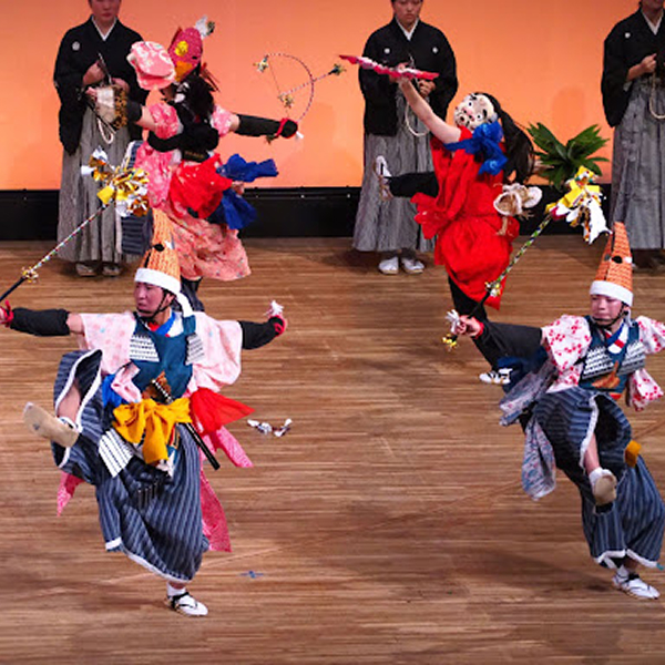 地域の衣装を着て伝統的な踊りを披露している様子