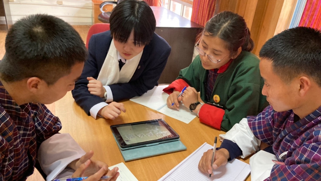 多国籍の学生たちが一緒に問題を考えている様子