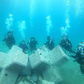 酸素ボンベをつけて海に潜っている際の集合写真