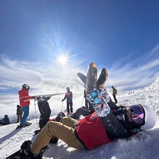 スノーボードを楽しんでいる様子