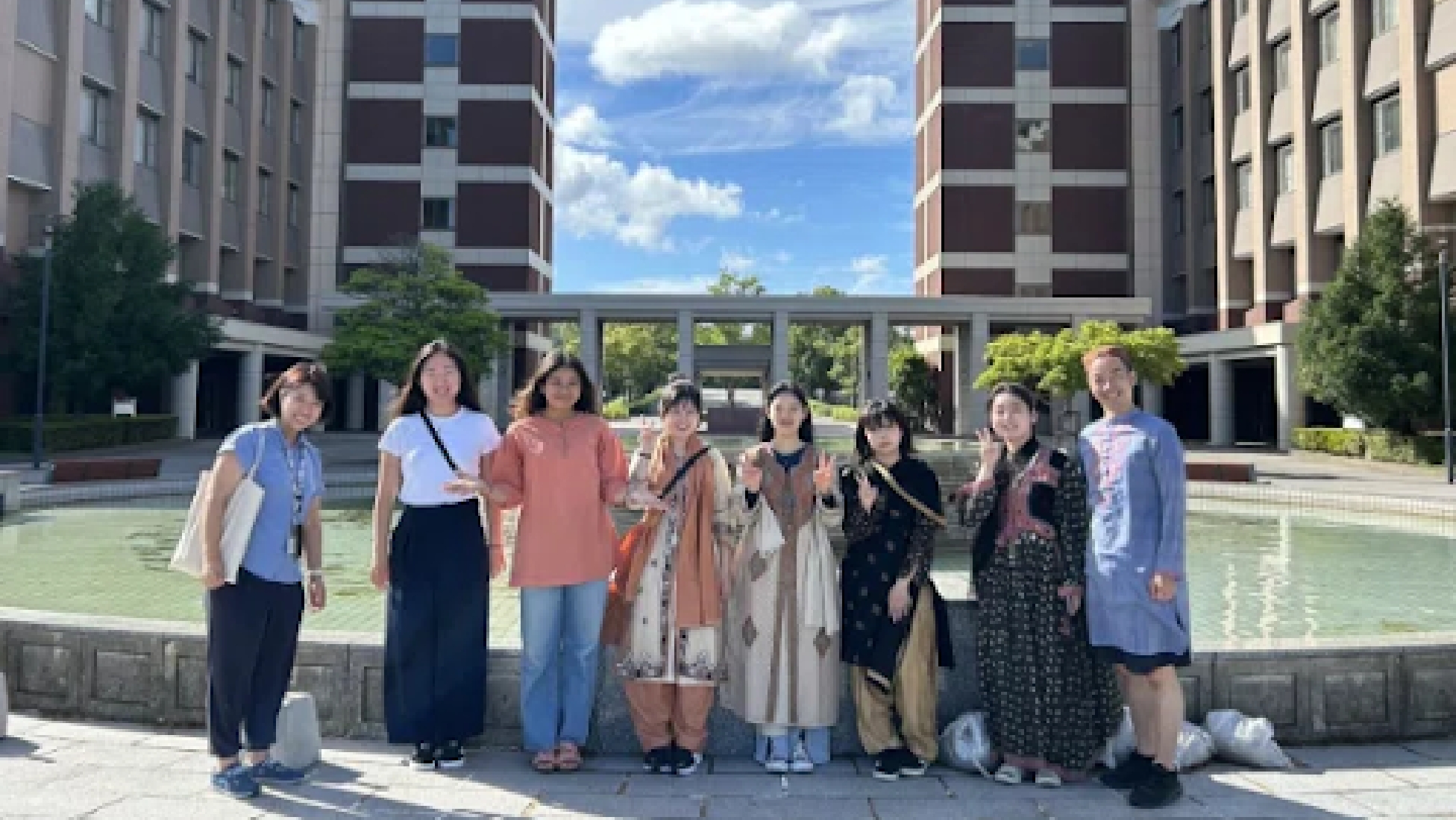 多国籍な人たちが集まった集合写真