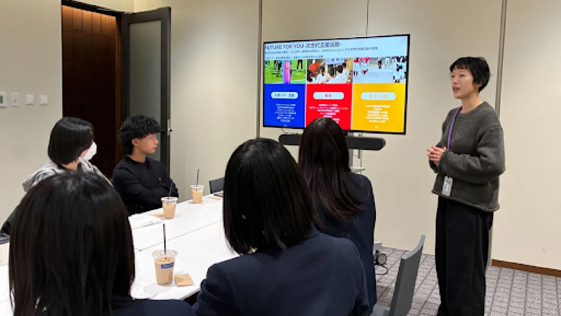 モニターを用いた講義を真剣に聞いている高校生たちの姿