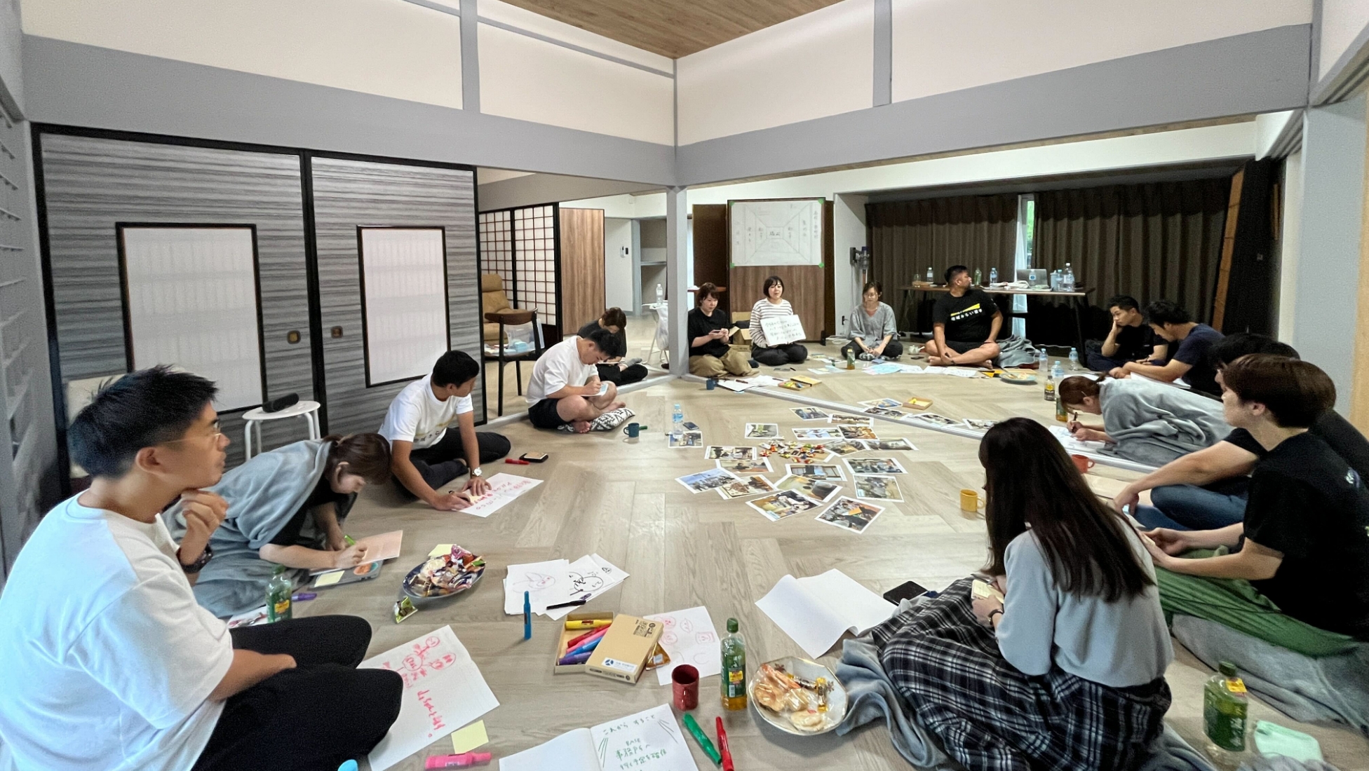 床に資料を広げ、参加者同士が対話し合っている様子
