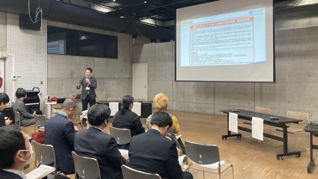 自治体や都道府県教育委員会に人たちが真剣にプレゼンを聞いている様子