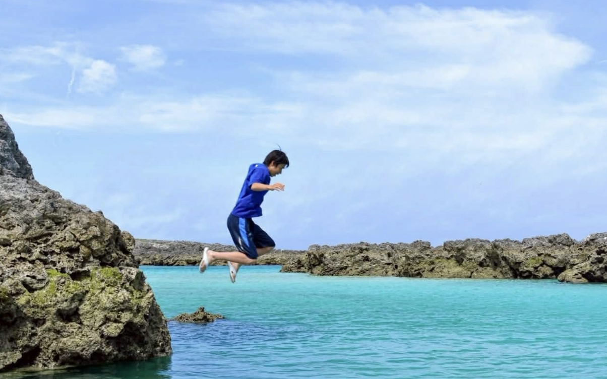 海に飛び込む男性の様子