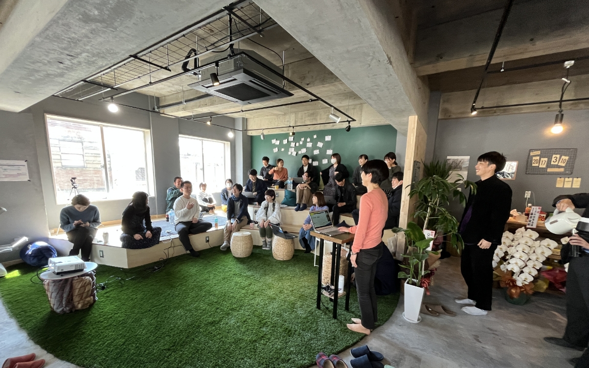 人々が集まり自由なスタイルで対話を楽しんでいる様子