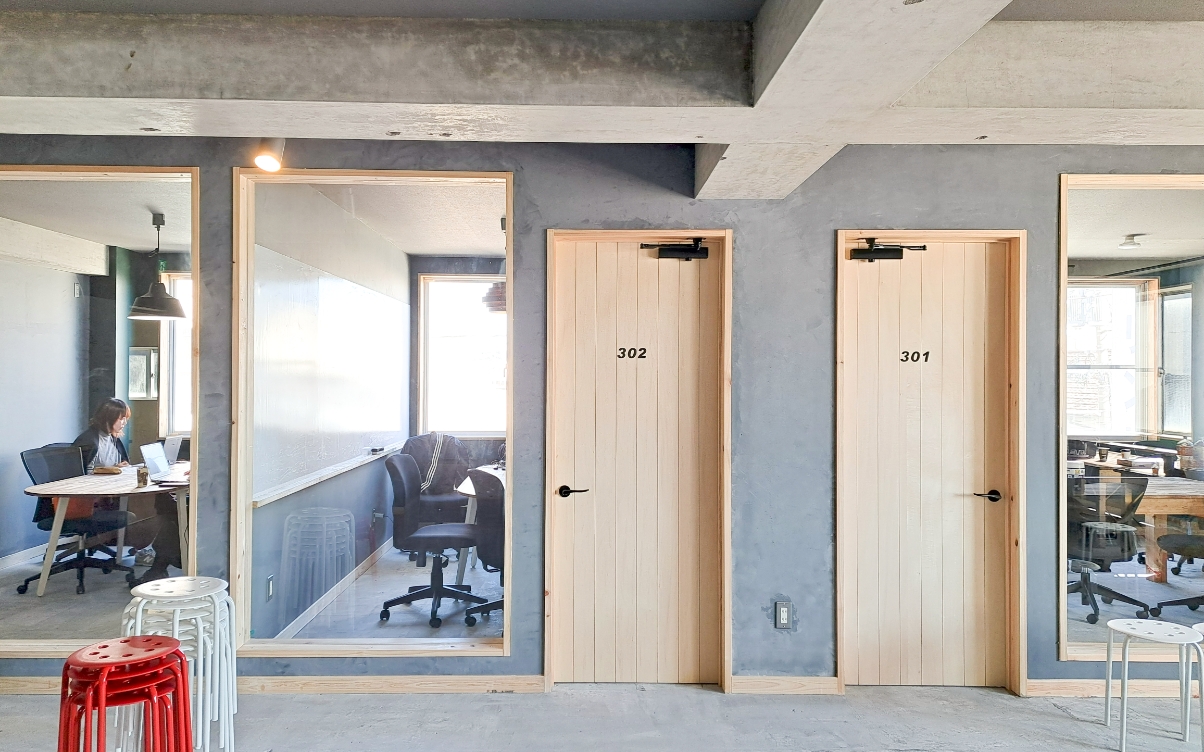 オフィス内のそれぞれの部屋の外観