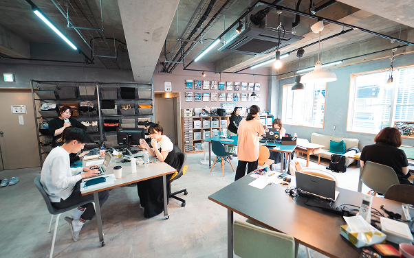 オフィスでそれぞれの作業を行っている様子