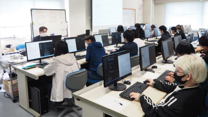 多くの人がパソコンを操作している様子