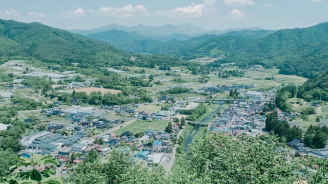 山の上から見下ろした自然が多い地域の景色